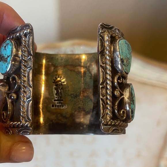 Turquoise and Sterling Silver Native American cuff bracelet. - Picture 5 of 7